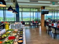una línea de buffet con platos de comida en un restaurante en The Golf Lodge Hotel Laem Chabang Golf, en Ban Nong Wa