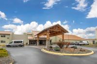 un edificio con toldo frente a un aparcamiento en Columbia River Hotel and Conference Center, an Ascend Collection Hotel, en The Dalles