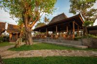 un pabellón con mesas y sillas frente a un edificio en Artropeace Ubud Retreat & Villas, en Ubud