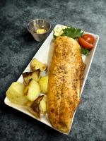 un pescado en un plato con patatas y verduras en Guesthouse Stöng and Cottages, en Stöng