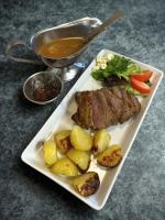 un plato de carne y patatas y un tazón de sopa en Guesthouse Stöng and Cottages, en Stöng