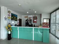 una tienda con un mostrador azul en una habitación en Dancenter Hotel Formosa Bukit Katil, en Malacca
