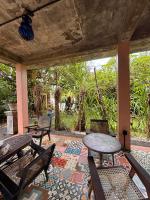 En have udenfor Tahini and Friends Surf, Yoga & Wellness