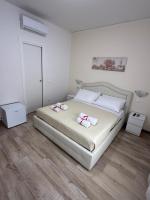 Un dormitorio con una cama con dos toallas encima. en Alì Babà Rooms, en La Spezia