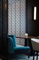 Una habitación con una silla azul y una mesa. en Grand Park City Hall, en Singapur