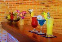 Una mesa con cuatro bebidas encima. en Angkor Land House, en Phumĭ Réach Born (2)