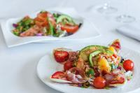 Dos platos de comida sobre una mesa blanca. en Hotel Rey Arturo Burgos, en Villagonzalo Pedernales