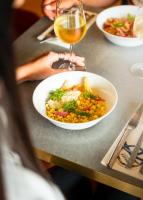 フェカンにあるHotel Le Grand Pavoisのワインと一緒にテーブルの上に食べ物を置く