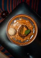 フェカンにあるHotel Le Grand Pavoisのテーブルの上にデザートと一緒に食べ物を盛り付けます。