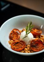 フェカンにあるHotel Le Grand Pavoisのトマトと付け合わせが入った白いボウル