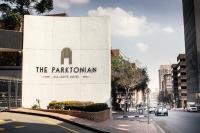 una señal en el lateral de un edificio en una calle en The Parktonian All Suite Hotel, en Johannesburgo