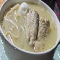 een kom soep met een stuk voedsel erin bij Hospedaje Hacienda Norabuena in Recuay