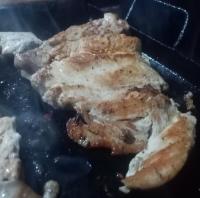 Een close-up van drie stukken vlees op een bord. bij Hospedaje Hacienda Norabuena in Recuay