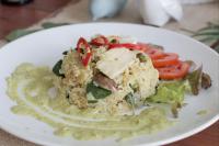 Phurinda Residence في سارابوري: طبق طعام يحتوي على الأرز والخضروات على الطاولة