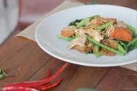 Phurinda Residence في سارابوري: طبق أبيض من الطعام مع الخضروات على الطاولة