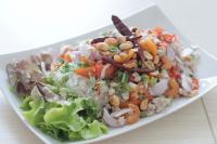 Phurinda Residence في سارابوري: طبق من الطعام مع سلطة على طاولة