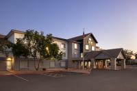 Un gran edificio con un estacionamiento enfrente. en Garner Hotel Phoenix Northwest - Surprise by IHG, en Surprise