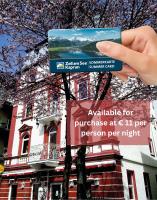 una mano sosteniendo un cartel frente a un edificio en Hotel Traube, en Zell am See