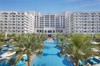 アブダビにあるHilton Abu Dhabi Yas Islandのヤシの木が植わるリゾートの空中ビュー