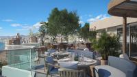 Un restaurante con mesas y sillas en un balcón. en Port Benidorm Hotel & Spa 4* Sup, en Benidorm