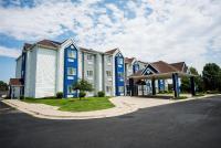 un gran edificio azul y blanco en Microtel Inn &amp; Suites Cheyenne, en Cheyenne