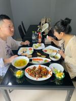un grupo de personas sentadas en una mesa con platos de comida en Rihiveli inn, 
