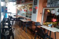 シリグリにあるHotel Nila-Drii Palace Siliguri WBのダイニングルーム(テーブル、椅子、風船付)