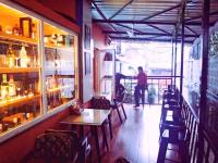 シリグリにあるHotel Nila-Drii Palace Siliguri WBのバーのあるレストランの中に立っている男性