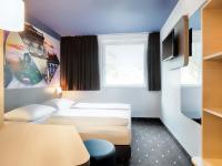 Una habitación de hotel con dos camas y una ventana. en B&amp;B Hotel Kaiserslautern, en Kaiserslautern