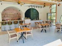 una sala da pranzo con tavoli e sedie in legno di Lina Life a Fethiye