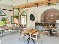 una sala da pranzo con tavoli, sedie e finestre di Lina Life a Fethiye