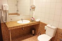 Koupelna v ubytování Kendros Hotel