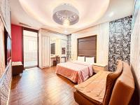 una habitación de hotel con una cama y un sofá en 富晴汽車旅館Fu Ching Motel, en Changhua City