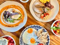 uma mesa coberta com pratos de alimentos para pequeno-almoço e ovos em Masaya Cartagena em Cartagena de Indias