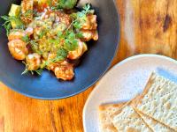 um prato azul com camarão e pão pita em Masaya Cartagena em Cartagena de Indias