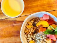 uma tigela de comida ao lado de um copo de suco de laranja em Masaya Cartagena em Cartagena de Indias