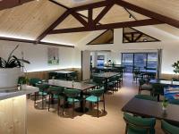 een eetkamer met tafels en groene stoelen bij Green Crown Resort in Yoliin Hural
