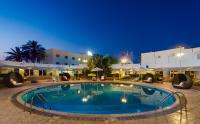 una gran piscina en un complejo por la noche en Al Wadi Hotel, en Sohar