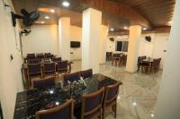 Μια τηλεόραση ή/και κέντρο ψυχαγωγίας στο Aaravs rooms and restaurant