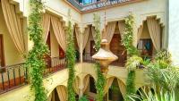 マラケシュにあるRiad El Haraの蔦の木が生えている建物