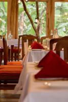 アルーシャにあるArusha Farm Houseのレストランのテーブル