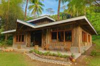 dom z krzesłami i stołem przed nim w obiekcie Isla Echague w mieście El Nido