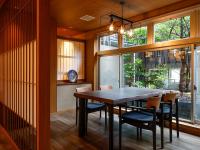 een eetkamer met een houten tafel en stoelen bij Sun Urashima Yuki no Sato in Toba