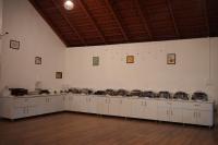 uma sala com vários balcões em um prédio em Coorg Orange Blossom Resort and Spa em Suntikoppa