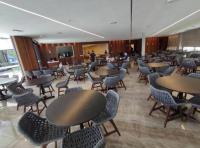 une salle à manger avec tables et chaises dans un bâtiment dans l'établissement Salinas Premium Resort, à Salinópolis