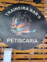 uma placa de bar com a imagem de um navio em Pousada Traineira em Paraty