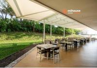 een restaurant met tafels en stoelen onder een witte luifel bij veranda Residence in Na Jomtien