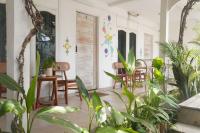 a room with plants and chairs and a table at Tipsea Turtle Gili Trawangan in Gili Trawangan