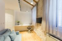 Televízia a/alebo spoločenská miestnosť v ubytovaní Bifora Heritage Hotel