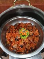 LhokseumaweにあるHotel Dianaの上に花が飾られた鍋料理